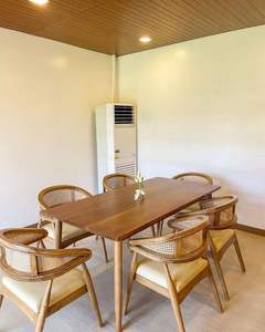 Ensemble de table à manger en teck avec sièges rembourrés et tressage en rotin - Product Image 1