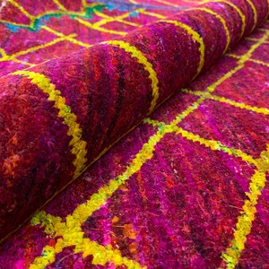 พรมไหมแท้ถักมือแบบเปอร์เซียโบราณ สีม่วงแดงเข้มและสีเหลืองซัฟฟรอนสดใส ลายเรขาคณิตเพชร - Product Image 5