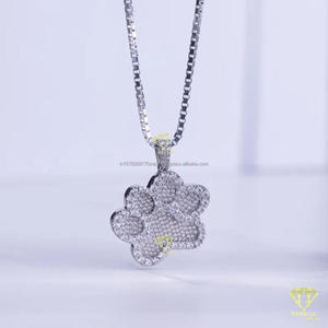 Pendentif Patte de Luxe Style Urbain avec Diamants de Laboratoire Sertis à la Main et Finition Ultra Brillante - Product Image 2