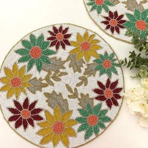 Set de table rond artisanal en perles blanches, motif fleur de marguerite multicolore, perles de verre, pour salle à manger, luxe - Product Image 1