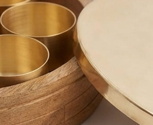 Boîte à épices ronde en bois avec 6 coupelles dorées, support de rangement anti-poussière, vaisselle de cuisine minimaliste à un seul niveau - Product Image 4