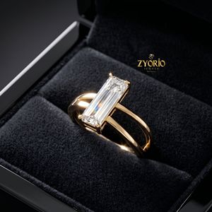 Bague de fiançailles solitaire taille émeraude en or 18 carats, pierre baguette de luxe, bague minimaliste - Product Image 1