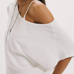 Nouveau T-shirt d'été blanc à col rond avec coutures apparentes, coupe ample et mignonne, à une épaule dénudée et manches courtes pour femme - Product Image 3