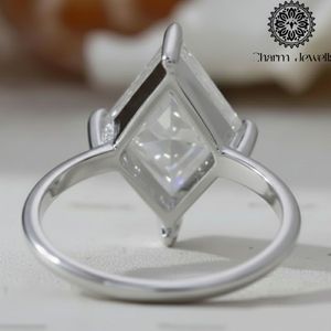 Anillo de Compromiso de Plata 925 con Moissanita de Corte Cojín, Geométrico, con Engaste de Garras, Minimalista, Unisex, para Uso Diario, de Charm Jewels - Product Image 4