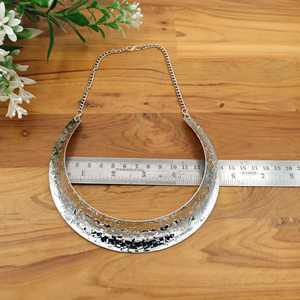 Collier ras du cou en acier inoxydable martelé, large, argenté, style moderne et minimaliste, pour femme - Product Image 2