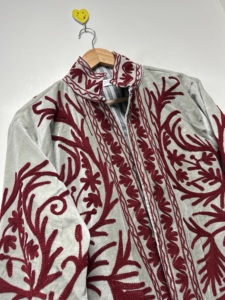 Chaqueta de Algodón Bordada con Flores Suzani para Mujer, Hecha a Mano en India, Estilo Étnico Bohemio, Prenda Exterior Tradicional Artesanal de Invierno, Largo Regular - Product Image 3