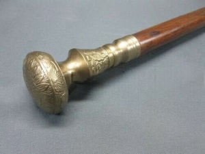 Bâtons de marche rustiques modernes en bois naturel écologique avec poignée en laiton poli, idéaux pour les cadeaux - Product Image 4