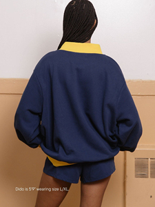 Sudadera oversize personalizada para mujer con cuello alto y ribetes en contraste, con lavado vintage. - Product Image 4