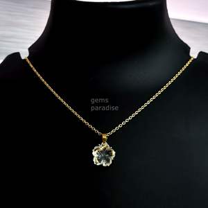 Colgante de flor de cuarzo de cristal natural, colgante de piedra preciosa tallada, collar de flor de cristal, fabricación de joyería hecha a mano - Product Image 4