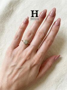 Anillo de compromiso de lujo con diamante cultivado en laboratorio de corte redondo, engaste de bisel, oro amarillo de 14K, diseño de rayos de sol y media corona, venta al por mayor - Product Image 1