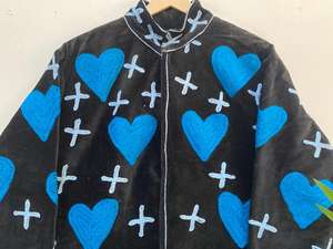 Chaqueta negra de terciopelo Suzani con bordado de corazones para uso festivo |   Abrigo de Invierno Hecho a Mano |   Ropa de abrigo de diseñador. - Product Image 4