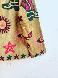 Chaqueta Acolchada de Terciopelo Bordada a Mano, Ropa Bohemia con Tema de Atardecer Tropical, Bordado Suzani, Reversible y Ecológica - Product Image 3