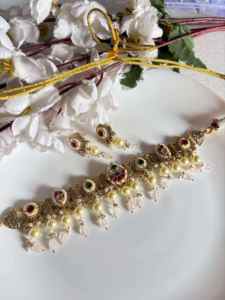 Ensemble collier et boucles d'oreilles vintage en laiton imitation perle, fabrication indienne, pour femmes, disponible à prix compétitif - Product Image 4