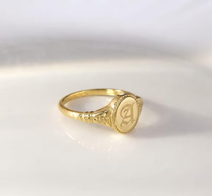 Anillo gótico vintage, anillo de sello ovalado personalizado con inicial, joyería gótica delicada, anillo con letra personalizada, regalo para mamá, anillo de plata - Product Image 1