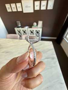 Anillo de Compromiso con Halo Oculto de Diamante Cultivado en Laboratorio con Corte Esmeralda de 4 Quilates, Oro de 14K, Certificado IGI - Product Image 3