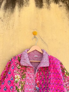 Chaqueta Acolchada Floral Rosa con Bolsillos de Parche, Manga Tres Cuartos, Cuello Vuelto, Cierre de Botón, Estilo Primavera, Abrigo para Mujer - Product Image 3