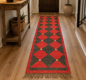 Tapis de couloir en laine et jute tissé à la main, rouge, noir, charbon, motif géométrique losanges, style bohème, kilim tribal, sur mesure - Product Image 1