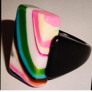 Vente en gros personnalisé de meilleure qualité fabriqués à la main très polis, belle bague colorée en résine faite à la main, bijoux pour femmes indiennes - Product Image 4