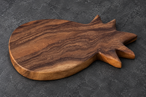 Planche à découper et à servir en bois en forme de poisson, faite à la main, pour la préparation des aliments et une utilisation décorative dans une cuisine de style farmhouse - Product Image 1