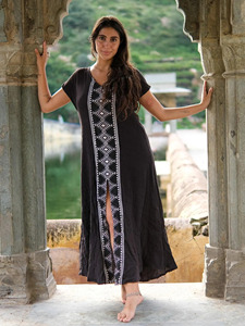 Robe longue kaftan noire en coton pur brodée à la main style bohème Chikankari avec bordure géométrique et fentes latérales - Product Image 6