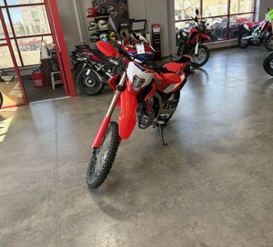 Moto tout-terrain 2026 CRF300L 300cc pour adultes avec EFI, ABS et fonctionnalités d'aventure premium, utilisation hors route, États-Unis - Product Image 1