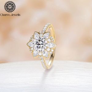 แหวนหมั้นรูปดอกไม้ประดับมอสซาไนต์สีเงินสำหรับผู้หญิงจาก Charm_Jewells รับรองโดย IGI น้ำหนัก 3 กรัม ตัวเรือนแบบหนามเตย ทรงบริลเลียนท์คัท สไตล์คลาสสิก - Product Image 2