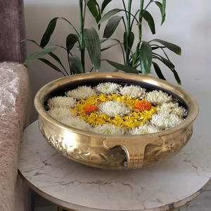 Bol à bougie en métal pour l'éclairage des bougies lors de cérémonies religieuses et à des fins de décoration spirituelle, avec une signification culturelle - Product Image 1