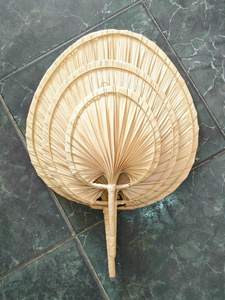 Éventail artisanal en feuilles de palmier naturelles du Vietnam, écologique, léger, traditionnel, pour les mariages, les fêtes et les événements. - Product Image 5