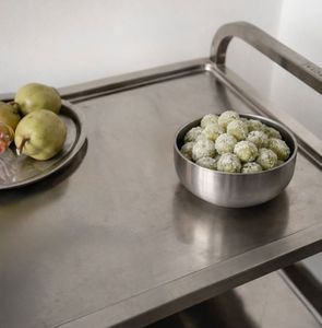 Bols en métal martelé faits à la main, bol décoratif sur pied, ensemble de bols de service modernes, bol de service en métal martelé - Product Image 1
