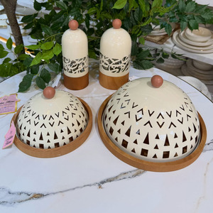 Campana de Metal Premium Hecha a Mano con Base de Madera y Patrón Recortado, Plato para Servir en la Mesa, Decoración Elegante para el Hogar - Product Image 3
