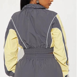 Ensemble de survêtement gris et jaune pour femme, style sportif décontracté à capuche et manches longues, coupe ample avec poches latérales, idéal pour le printemps - Product Image 4