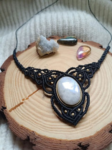 Collar de Macramé Hecho a Mano con Piedra Lunar, Colgante de Macramé Negro Intrincado, Joyería Boho Tribal con Cristal Curativo, Regalo - Product Image 3