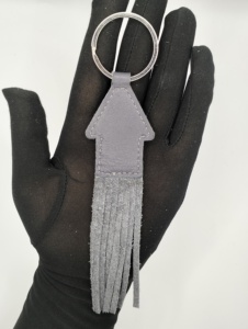 Porte-clés personnalisés en forme de maison de haute qualité, pendentif en cuir durable, cadeau en gros avec franges et finition en cuir véritable - Product Image 4