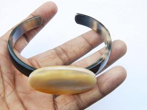 กำไลข้อมือทำมือขัดเงาจากเขาควายและเขาวัว ดีไซน์ทันสมัย เป็นมิตรกับสิ่งแวดล้อม สำหรับผู้หญิงและผู้ชาย พร้อมโลโก้สั่งทำพิเศษสำหรับงานแต่งงาน - Product Image 6
