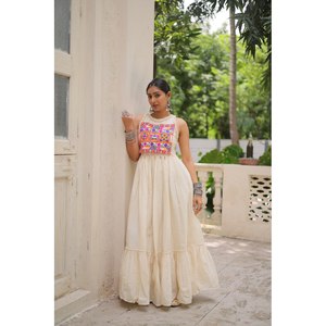 Robe de soirée brodée multi-fils spéciale Navratri - Product Image 1
