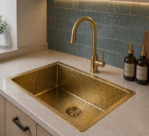 Fregadero de preparación cuadrado de latón hecho a mano, con acabado martillado dorado, para cocina o bar, de un solo tazón, para instalar bajo encimera, con un solo grifo, tipo lavabo utilitario. - Product Image 4