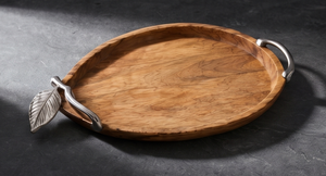 Plateau de service en bois de manguier à finition naturelle, en forme de feuille, avec poignées métalliques et détails de feuilles sur le bord. - Product Image 4