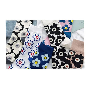 Calcetines florales para mujer y hombre, calcetines informales transpirables de algodón para primavera con coloridos diseños de margaritas en azul, rosa, negro y blanco - Product Image 2