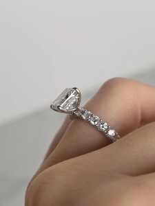 Anillo de compromiso clásico de moissanita con corte radiante, chapado en oro de 14 quilates con certificación IGI para mujer, de Daliana Jewelry, chapado en rodio. - Product Image 2