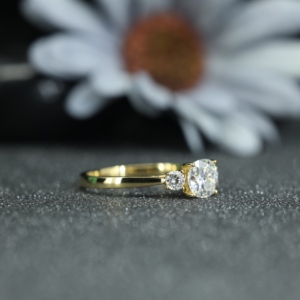 Bague de fiançailles en argent sterling 925 plaqué or avec trois pierres de moissanite taille ronde, style diamant classique pour femme, vente en gros - Product Image 6