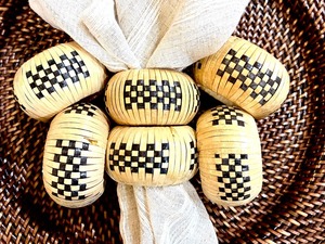 Porte-serviettes en rotin artisanal, parfait pour la présentation de table, la maison, la cuisine, les restaurants et les occasions spéciales, en provenance d'Inde. - Product Image 2