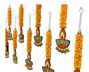 Décoration murale traditionnelle de Diwali avec guirlande de marigolds et motif Diya pour la décoration intérieure du salon. - Product Image 6