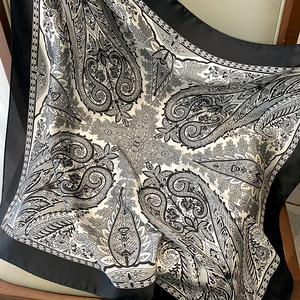 ผ้าพันคอไหมพิมพ์ลายแฟชั่นสีน้ำเงิน ขนาด 70*70 ซม. ผ้าซาตินเนื้อนุ่มสำหรับผู้หญิง ใช้เป็นที่คาดผม ผ้าพันคอ ผ้าผูกผม ผ้าคาดศีรษะ ผ้าพันกระเป๋า - Product Image 6