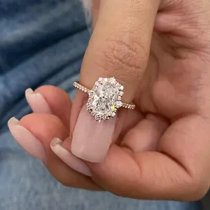 Anillo de compromiso con diamante de corte radiante en oro rosa con engaste halo, banda de diamantes pavé y diseño nupcial atemporal, regalo para ella - Product Image 3