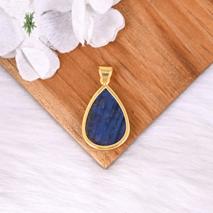 Pendentif artisanal en labradorite naturelle, serti de griffes géométriques, en laiton plaqué or - Product Image 5
