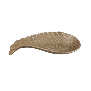 Plat de service de luxe en forme de feuille en aluminium design moderne vente en gros en vrac écologique avec finition en laiton brut plats et assiettes - Product Image 1