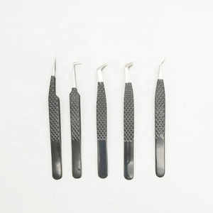 Juego de Pinzas para Extensión de Pestañas con Diseño Inclinado Personalizado, Acero Sostenible con Recubrimiento de Polvo Negro, Accesorios para Pestañas, Pinzas de Agarre - Product Image 1
