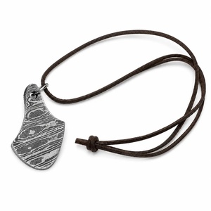 Collier pendentif moderne en acier Damas fait main avec motif texturé sur cordon marron – Cadeau promotionnel Saint-Valentin - Product Image 6
