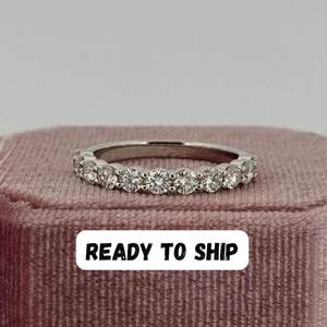 Anillo de media eternidad con diamantes redondos brillantes, cultivados en laboratorio, plata 925, regalo de compromiso y boda, joyería sorpresa para tu pareja. - Product Image 5
