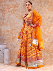 Lehenga Choli jaune imprimé avec dupatta contrastant et bordure dorée |   Tenue Traditionnelle Ethnique de Créateur pour Femme pour Fêtes et Mariages - Product Image 5